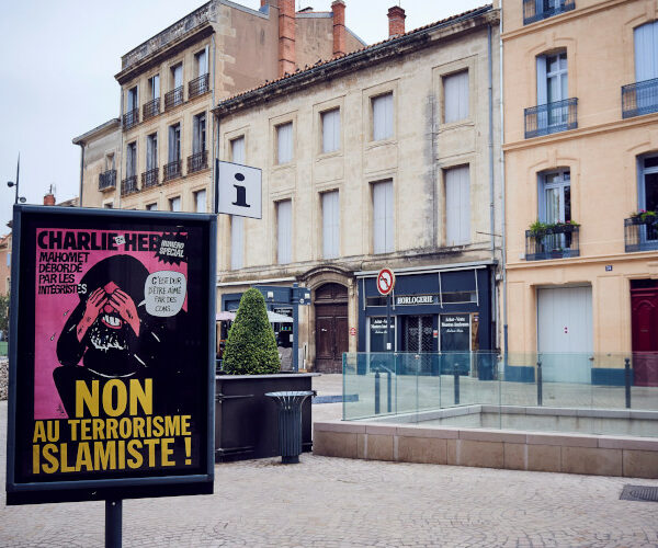 Robert Ménard se fait détruire par Charlie Hebdo