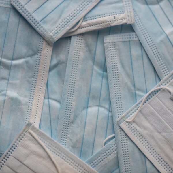 Deux tribunes absurdes anti-confinement à gauche