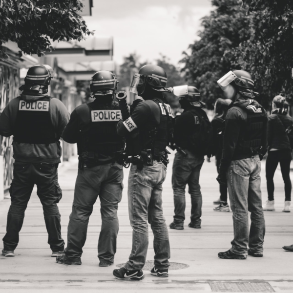 Le monde court à sa perte, mais la petite-bourgeoisie «de gauche» manifeste contre la police