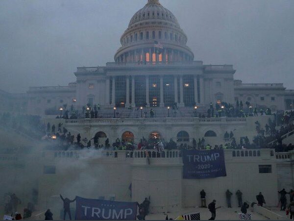 50 ans après les Black Panthers, les trumpistes prennent le Capitole