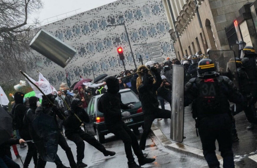 Journalistes, ultra-gauche et teufeurs manifestent contre les mesures sanitaires