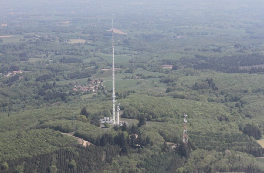 L’émetteur des Cars incendié par le « Comité pour l’abolition de la 5G et de son monde »