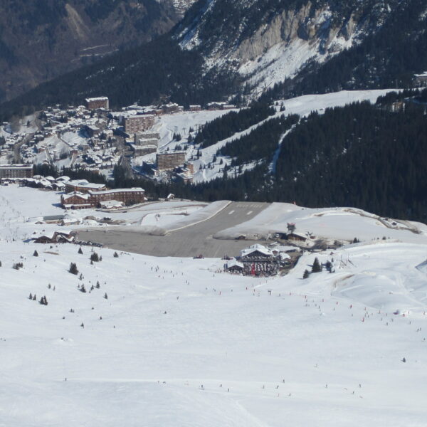 À Courchevel, les voitures remplacent les remontées mécaniques