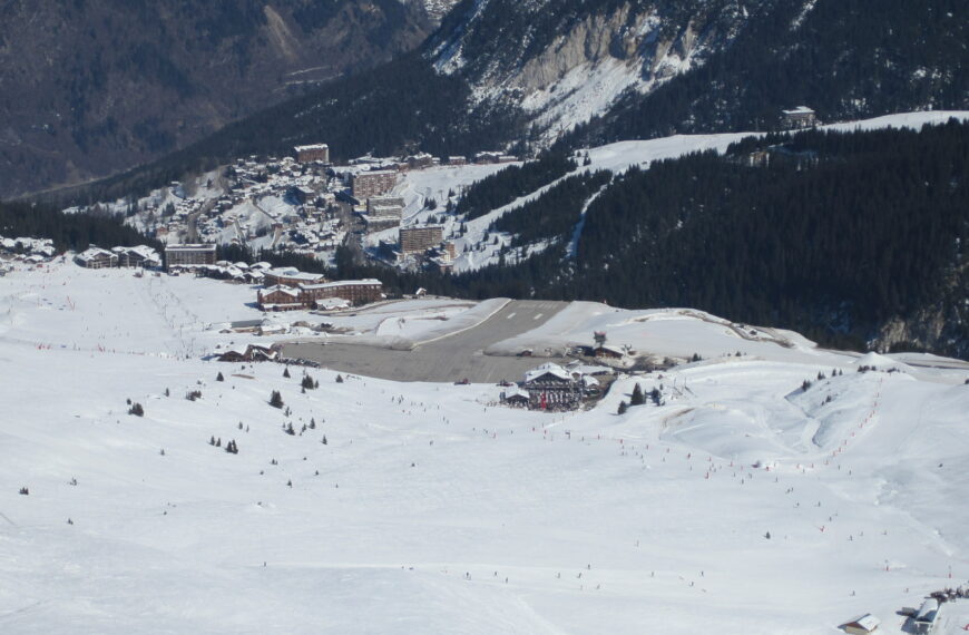 À Courchevel, les voitures remplacent les remontées mécaniques