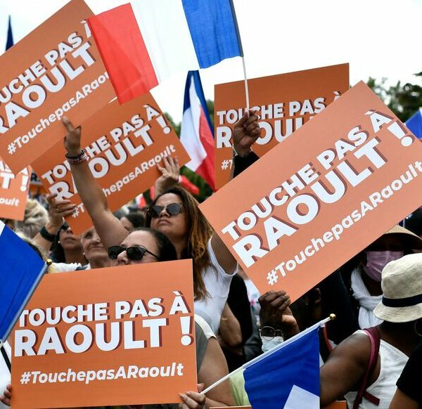 "touche pas à Raoult" (photo : STEPHANE DE SAKUTIN / AFP)