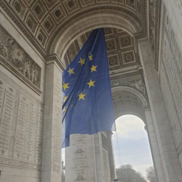 La signification du drapeau de l’Union européenne sous l’Arc de triomphe