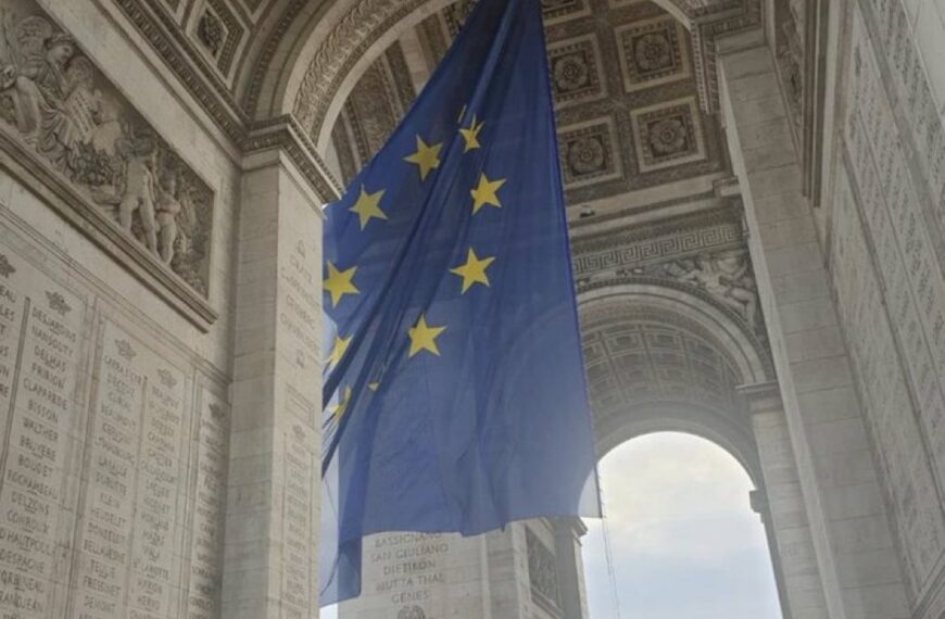 La signification du drapeau de l’Union européenne sous l’Arc de triomphe