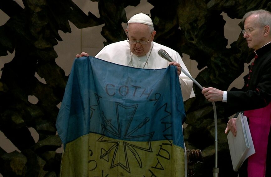 Le pape en première ligne pour la guerre contre la Russie avec son drapeau militaire ukrainien