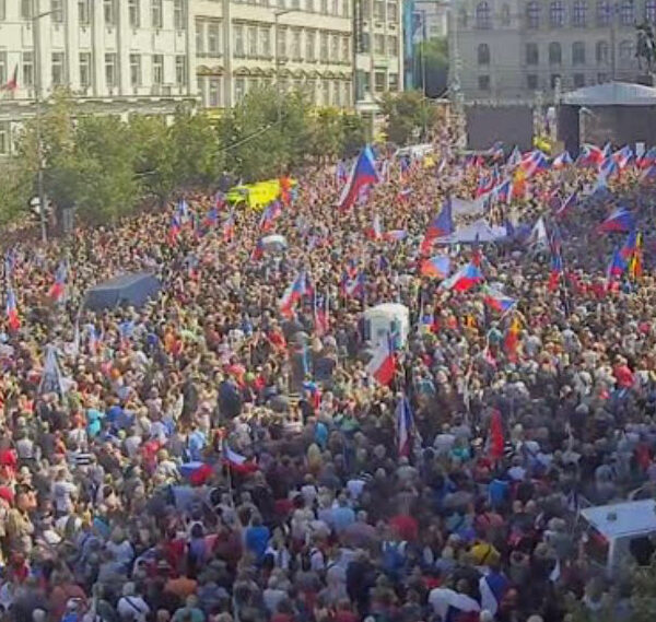 Grande manifestation anti-OTAN à Prague