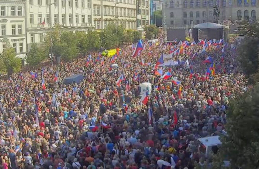 Grande manifestation anti-OTAN à Prague