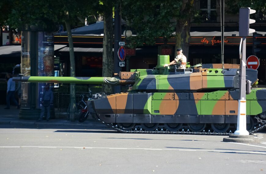 Pour maintenir sa puissance à bout de souffle, la France se militarise toujours plus