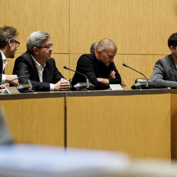 Jean-Luc Mélenchon et la France insoumise roulent pour la superpuissance américaine