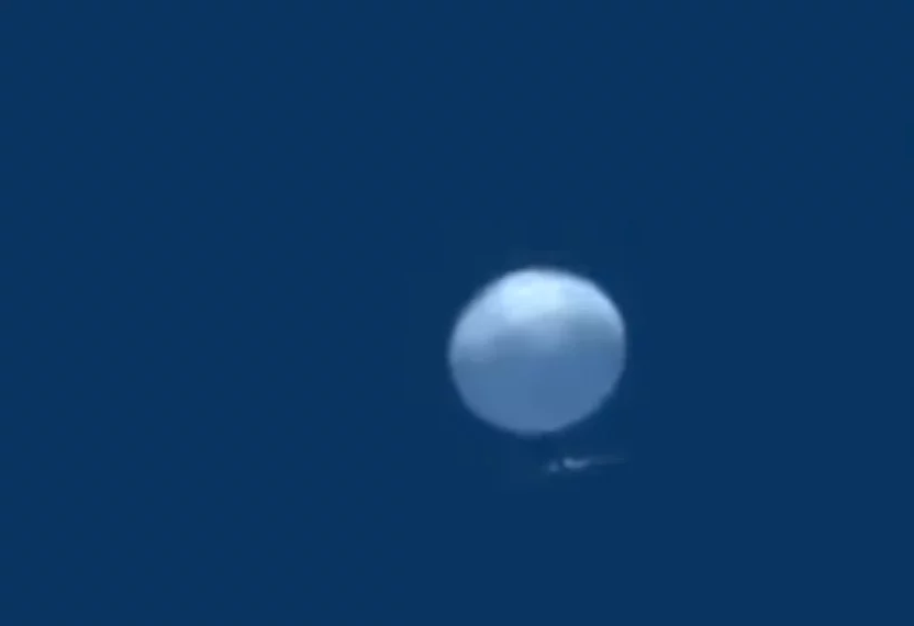 Un ballon stratosphérique et deux superpuissances chauffées à blanc