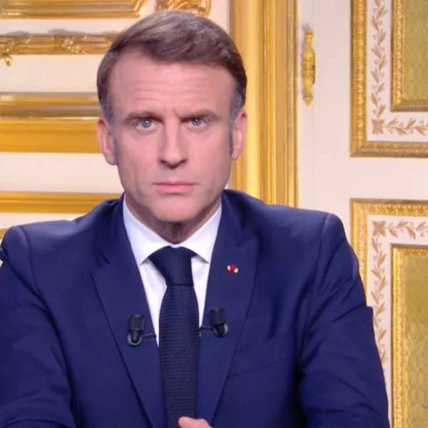 Allocution : Emmanuel Macron nie la crise de régime et prépare la guerre