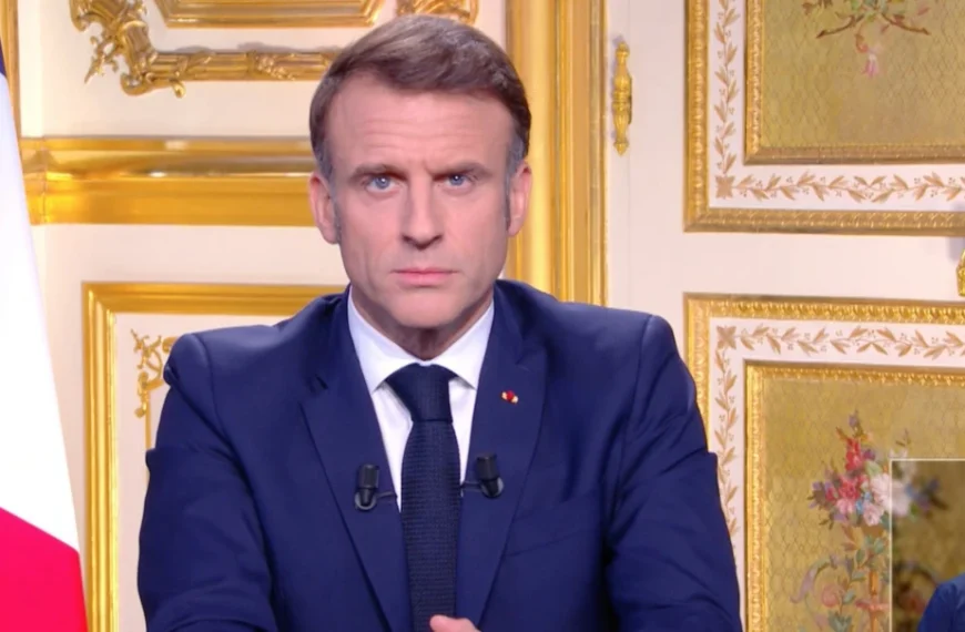 Allocution : Emmanuel Macron nie la crise de régime et prépare la guerre