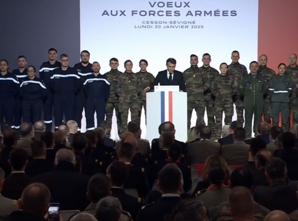 Vœux aux armées : Emmanuel Macron accentue la pression militariste