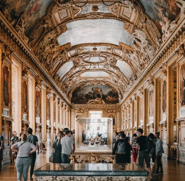 La place de la présidente-directrice du Louvre Laurence des Cars est en prison