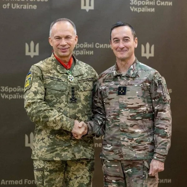 Le CEMA français fait de son homologue ukrainien un commandeur de la Légion d’Honneur