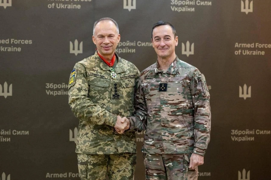 Le CEMA français fait de son homologue ukrainien un commandeur de la Légion d’Honneur